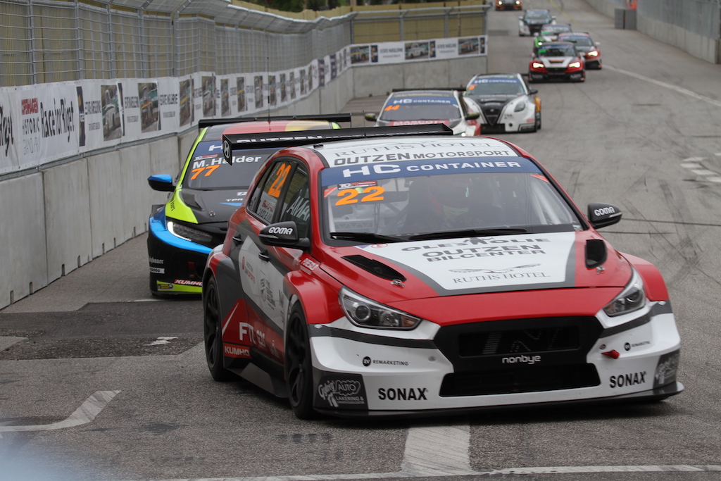 TCR klassen er med et stort felt og masser af flotte biler. Tæt racing.
(Foto: Motorsporten.dk)